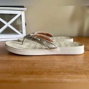 Sperry silver thong sandal NWOT